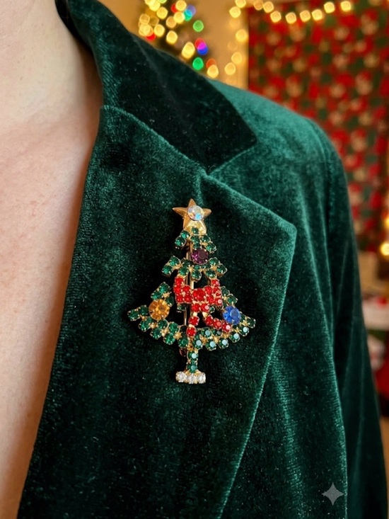 Jewelry - Vintage Rhinestone Christmas Tree Brooch